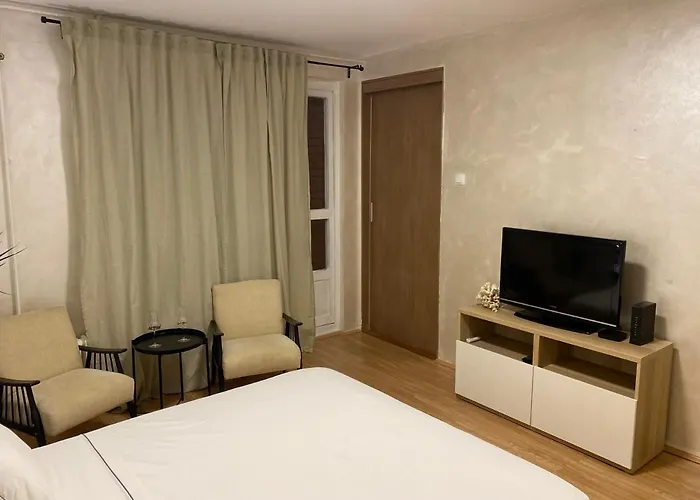 King Alexander Blvd-Bright Apt.
