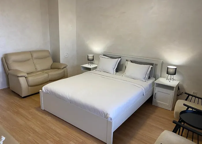 King Alexander Blvd-Bright Apt.