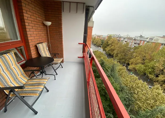 King Alexander Blvd-Bright Apt.