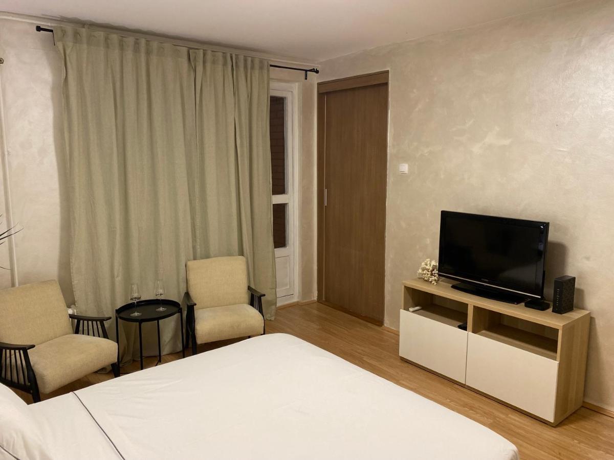 King Alexander Blvd-bright Apt. *
