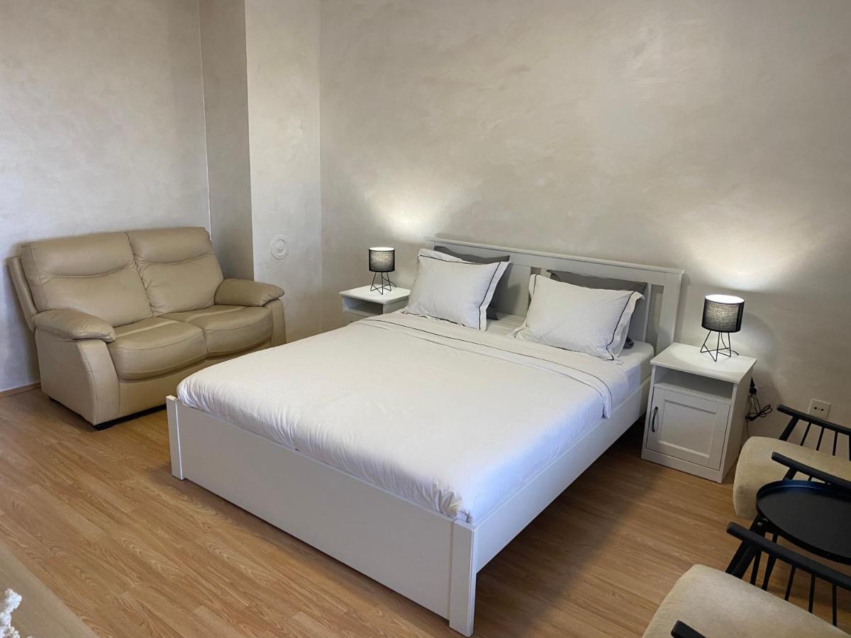 King Alexander Blvd-bright Apt. Βελιγράδι