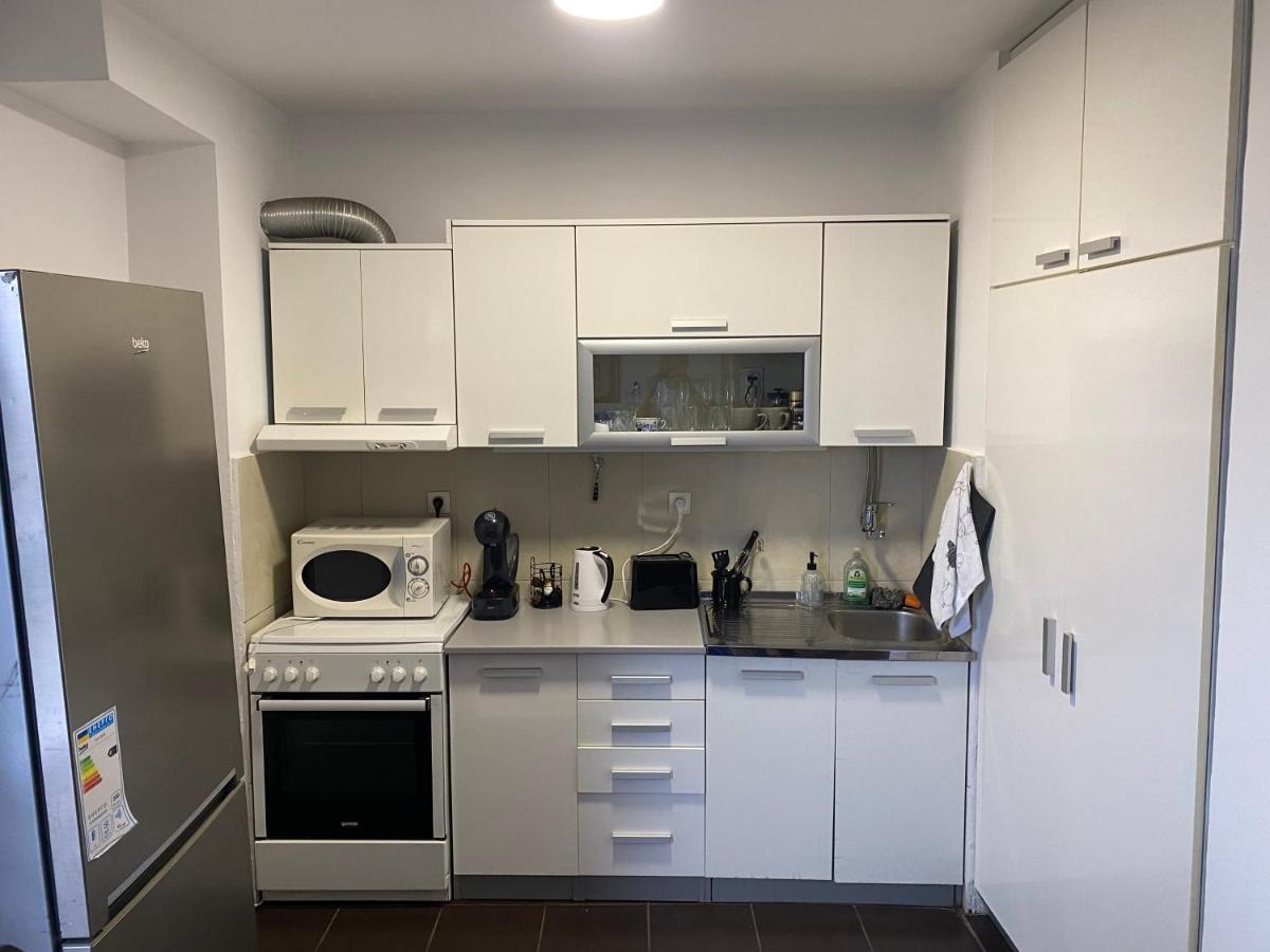 King Alexander Blvd-bright Apt.
